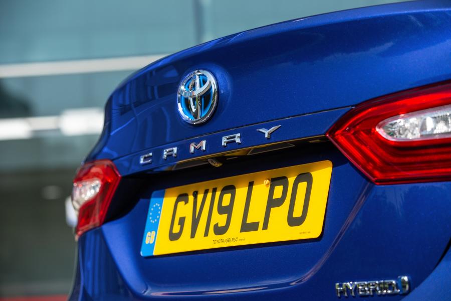 Логотип Toyota Camry Hybrid 2019 года  (UK) (фото 10 из 40)